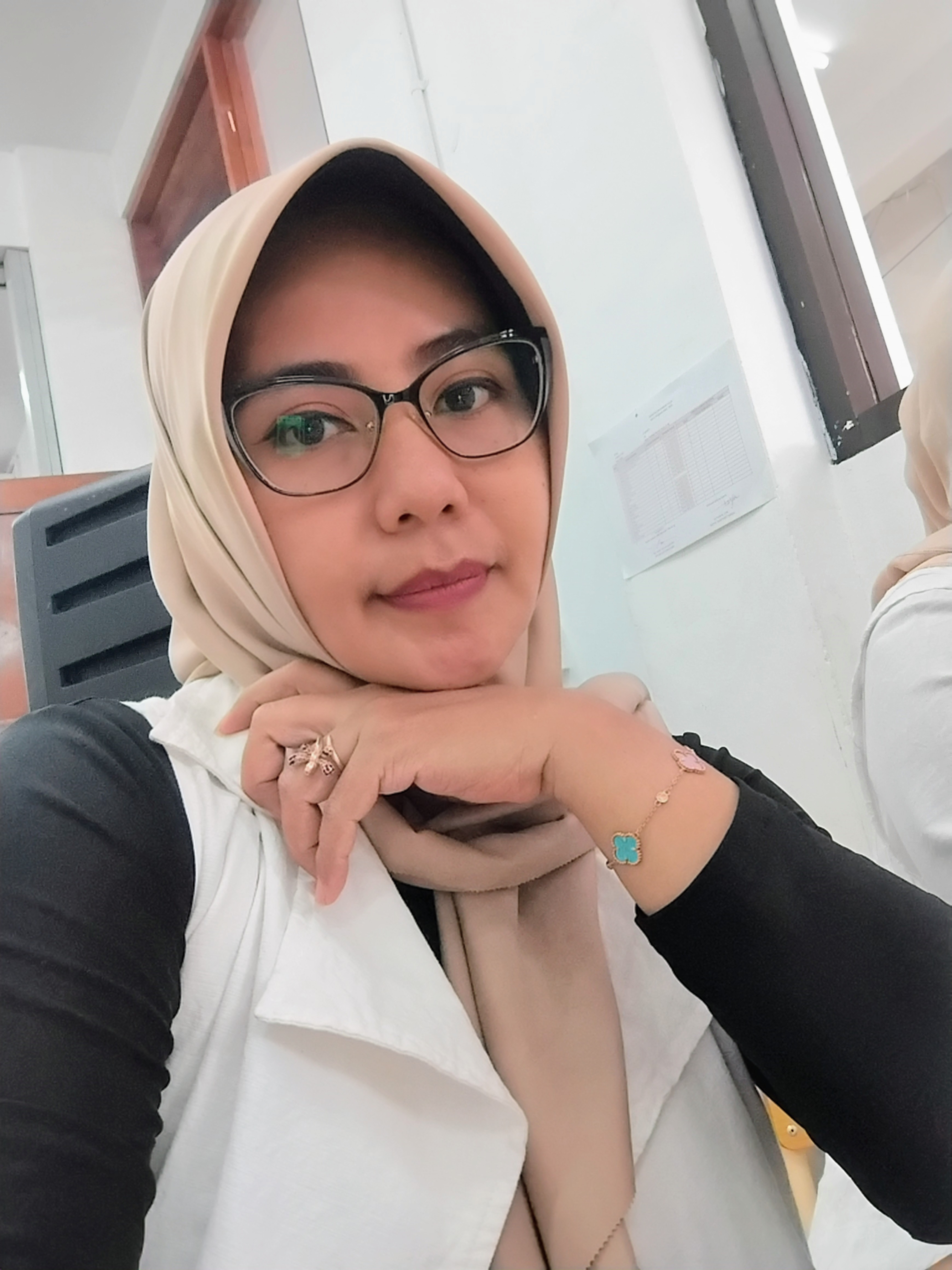 Sisca Kristina Dewi Suroso, S.Pd. MM.Gr.